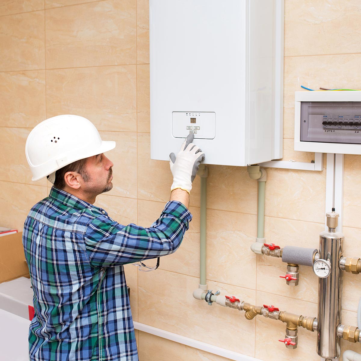 Mann der eine Heizung wartet